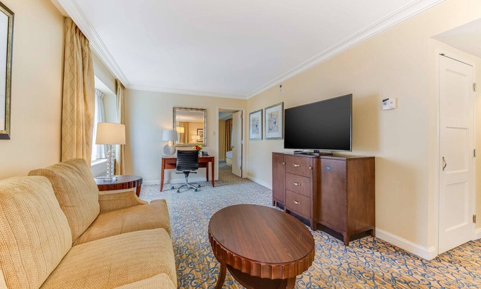 Connecticut Ave - K Street House | 2 Connecting Suites at a 4⭐️ Hotel