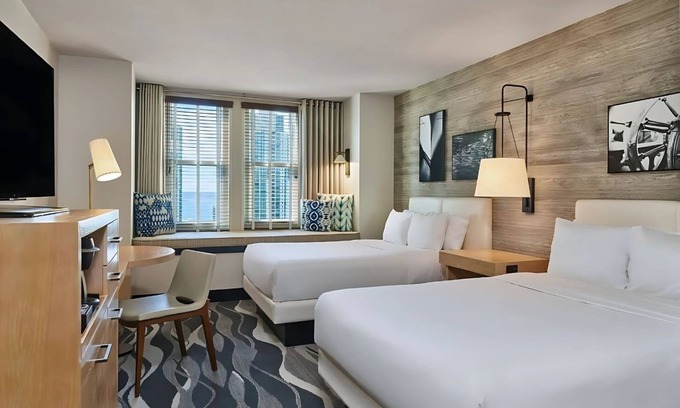 Downtown San Diego Hotel | 2 Elegant Rooms w/Oversize Desk & Coffee Maker – 1 Mile to Convention Center