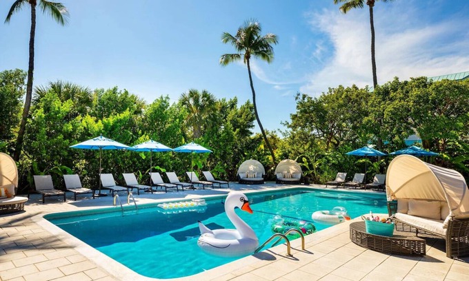 Islamorada Hotel | 2 Guest Room, 2 Queens, Marina View, Balcony, Free Parking & Pet Friendly