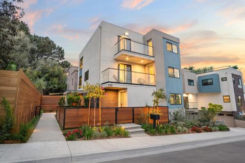 Point Loma Heights House | 2 Homes in San Clemente by AvantStay Sleeps 26, Steps from Sunset Cliffs, Ocean Beach & Dining