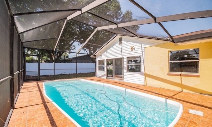 Brandon House | 2 houses 5bed 4bath heated pool prime location
