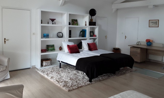 La Roche-sur-Yon Bed & Breakfast | 2 independent BEDROOMS in a charming barn for 4 people in the city center