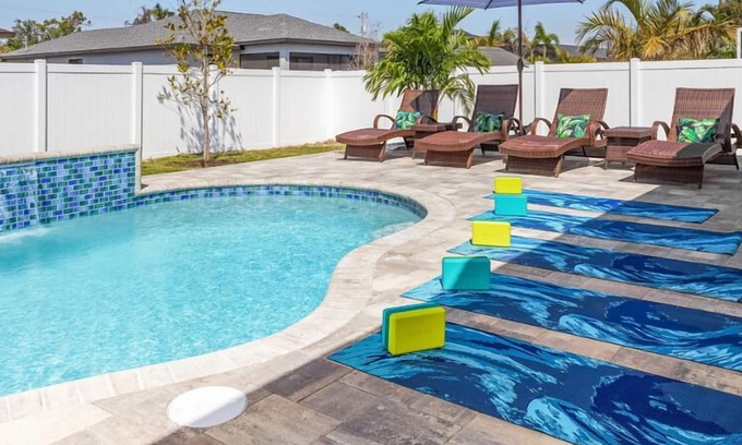Trafalgar House | 2 King Beds - Outdoor Kitchen - Waterfall Pool - New & Modern - Private Yard