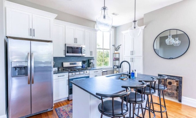 Court House Hill House | 2 King Beds - Pool Table, Heart of Downtown LYH