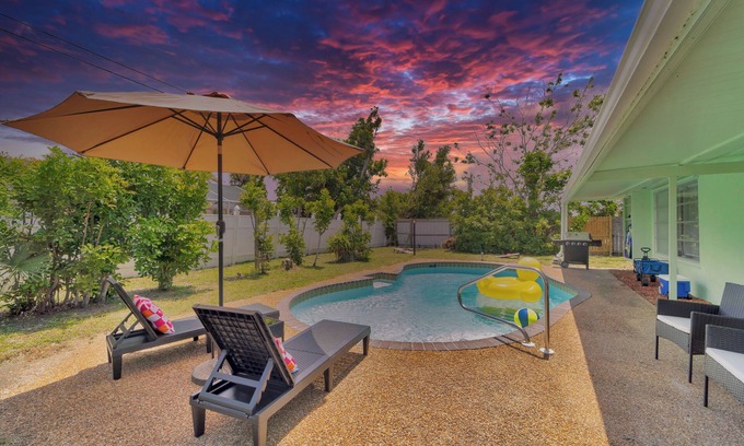 Venice Gardens House | 2 Kitchens + Pool + Ping-Pong + Corn Hole + BBQ + Next to Venice Downtown
