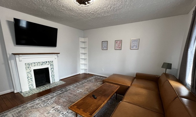 Germantown House | «2 kitchens walk to bars/restaurants/coffee shops near UofL BBQ grill work space