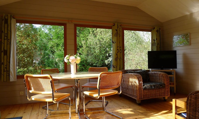 Touques House | 2 kms from the beach of Deauville, pretty chalet located in an independent park