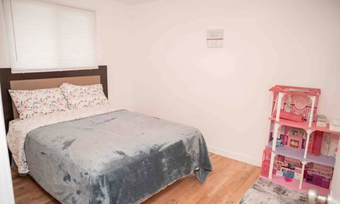 SeaTac House | 2 LG BD, In a private home, close to the Airport/Boeing