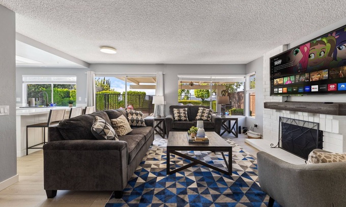 Hacienda Heights House | 2 Living Rooms+Pool View 4bd-3ba Cal King 18mi Disneyland