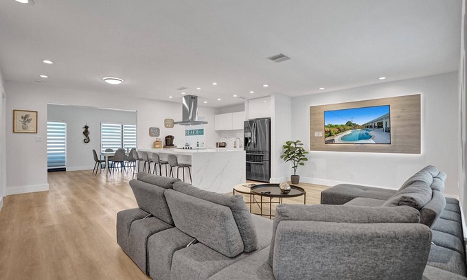 Plantation House | 2 Luxury homes w/heated pool, 6 bedrooms, Fire pits, 15 min to FLL & the Beach