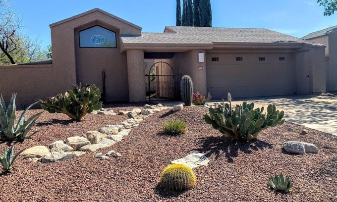 Old Fort Lowell House | 2 Master bedrooms - Serene Neighborhood - Close to TMC and The Loop