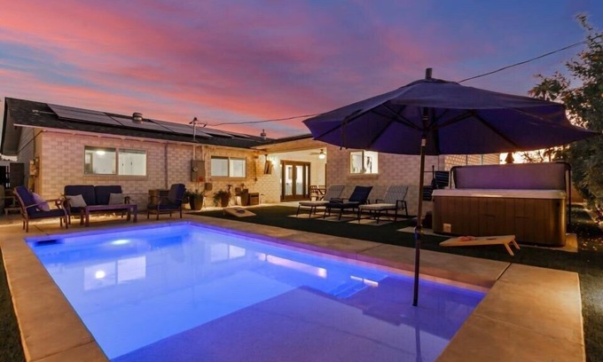 South Scottsdale House | 2 Masters | 4King Beds | 3 Showers | Pool & Hottub