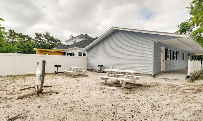 Atlantic Beach House | 2 Mi to Barefoot Landing Family Retreat