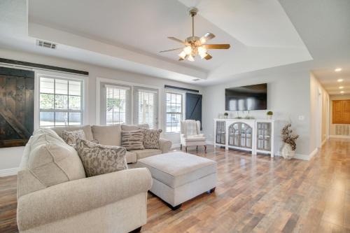 Grove House | 2 Mi to Grand Lake Grove Home with Fenced-In Yard
