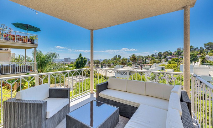 Hollywood Hills Condo | 2 Mi to Hollywood: Condo w/Pool & Hot Tub Access