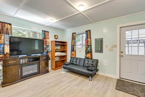 Hoodsport House | 2 Mi to Lake Cushman Access PNW Cabin Retreat!