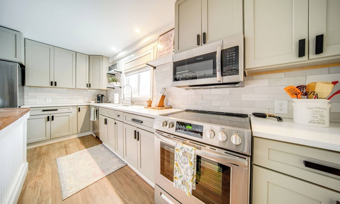 Westfield House | 2 Mi to Lake Erie: Westfield Retreat w/Deck!
