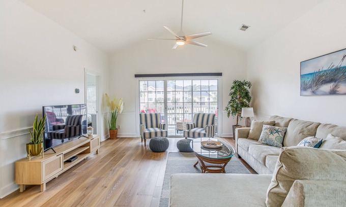 Central Myrtle Beach Condo | 2 Mi to Shore: Myrtle Beach Condo w/Pool!