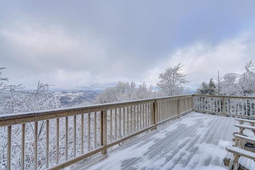 Beech Mountain House | 2 Mi to Ski Resort Beech Mtn Home with Fire Pit!