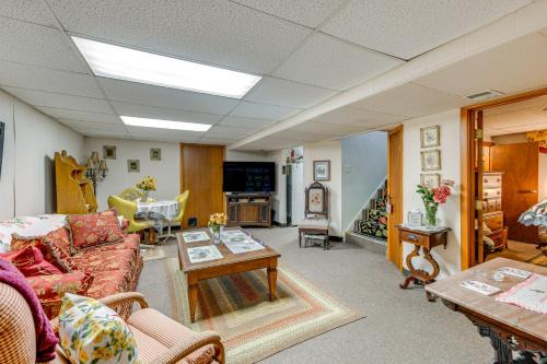 Cheektowaga Apartment | 2 Mi to Walden Galleria Apartment with Patio