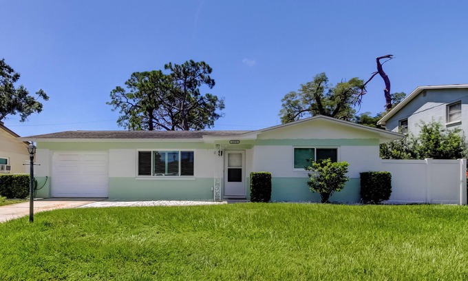 Boca Ciega Ridge House | 2 Miles 2 Redington Beach. Large Yard, Dog Friendly. Bonus Lounge/Kids Room