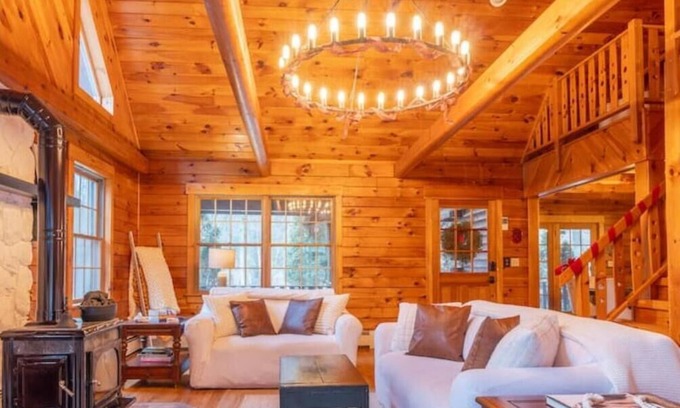 Bethel Cabin | 2 Miles from Bethel Woods! SUPER Secluded Luxury Cabin - HOT TUB !