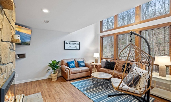 Chalet Village House | 2 miles to Downtown Gatlinburg,GSMNP, walk to Ober Mountain + Pool!