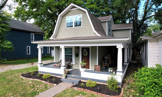 Clarksville House | 2 Min to Bourbon Trail, KFC Yum!, & Convention Center, 12 Min to Expo Center!
