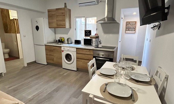 Almeria Apartment | 2 mins from the sea. Spacious 4 bedroom/2 bathrooms apartment, A/C, renovated, 100% furnished