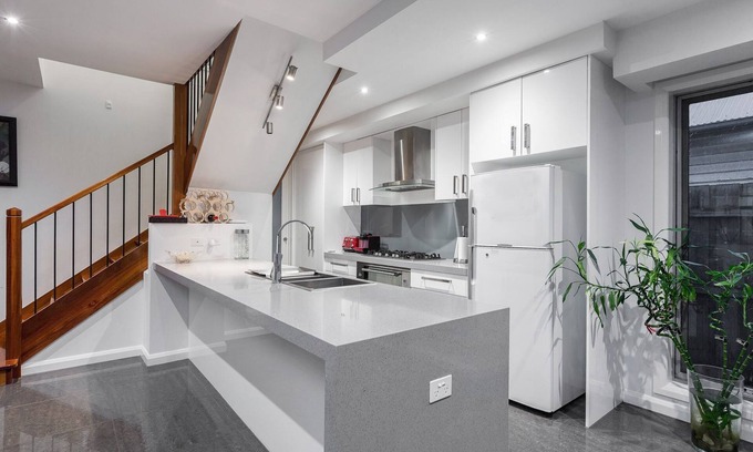 Altona House | 2 Minutes Walk to the Beach and Cafe, 10 Minutes' Walk to Restaurants and Shops