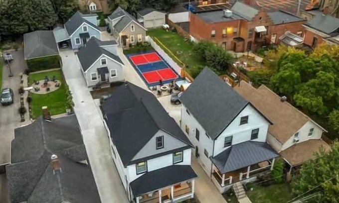 Detroit - Shoreway House | 2 of 3 Houses | Perfect for Groups | Sauna|Hot Tub