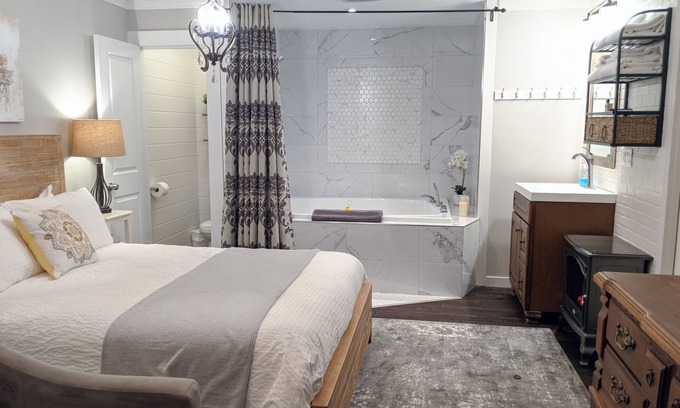 Harrison Hot Springs Apartment | 2 PERSON JACUZZI TUB | KITCHENETTE