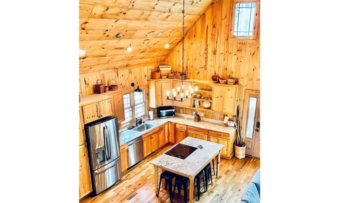 Lakemont Cabin | 2 Primary Suites, GREAT location, High Speed Wifi
