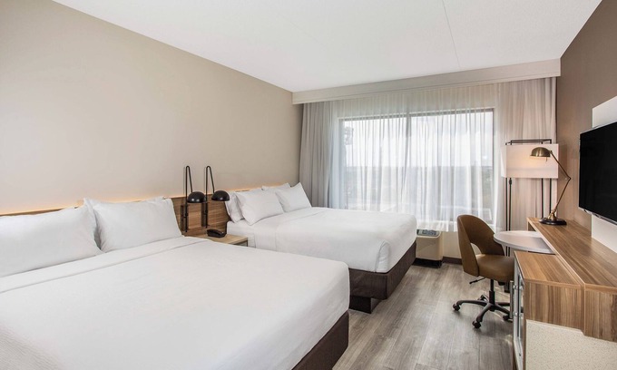 Dania Beach Hotel | 2 Queen Bed @ Modern Retreat with Rooftop Pool | Close to Airport