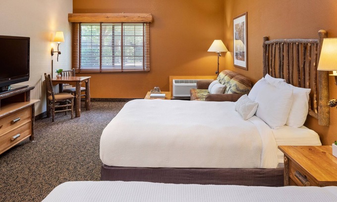 Rothschild House | 2 Queen Studio With Kitchen, Access to Pool, Hot Tub, and Gym