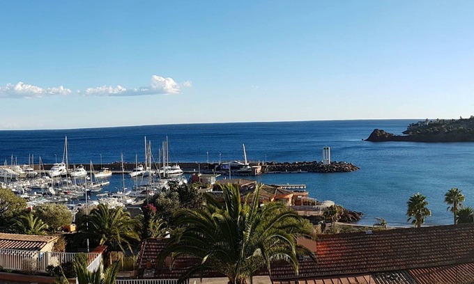 Theoule-sur-Mer Apartment | 2-room apartment with air conditioning + wifi, 18m² terrace facing the sea, private parking