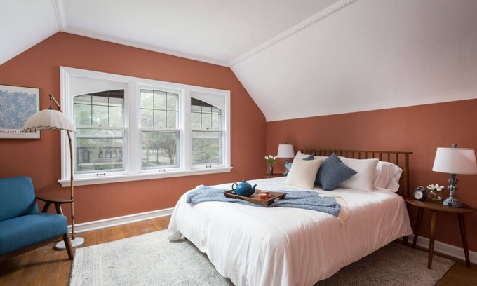 Shorewood House | 2 Story Home w/Garage + Game Room | Shorewood