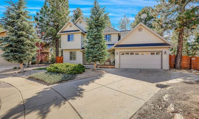 Ponderosa Trails House | 2-story home with enclosed yard, air hockey, fast WiFi & washer/dryer
