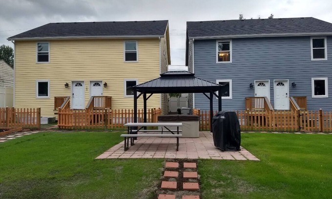 Renton House | ⁑ 2 Townhomes with Smart TV & Blackout Curtains