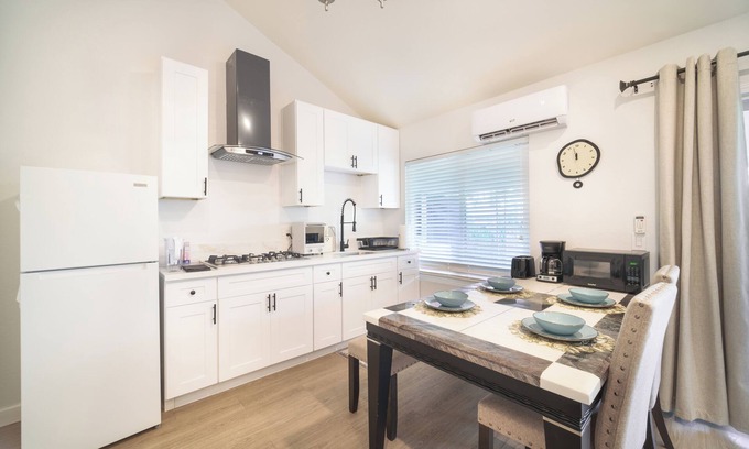 Walnut Apartment | 2 TVs - Vaulted Ceiling - Private Kitchen&Entrance