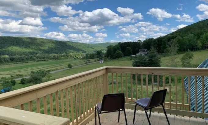 Beaver Dams House | 2 Valley View Family Farm Apartment