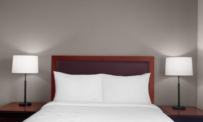 East Roseville Parkway Hotel | 2 Welcoming Suites Near Roseville Golfland Sunsplash, Perfect for Families!