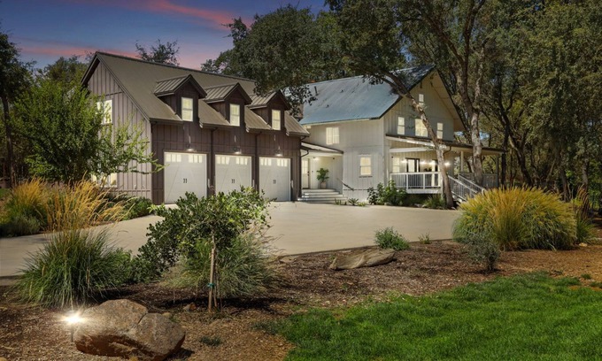 Rescue House | 20 Acre- Modern Farmhouse Estate-Custom Pickleball court! Pool! Game room!