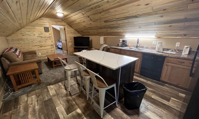 Island Park Apartment | 20 min to Yellowstone, Loft