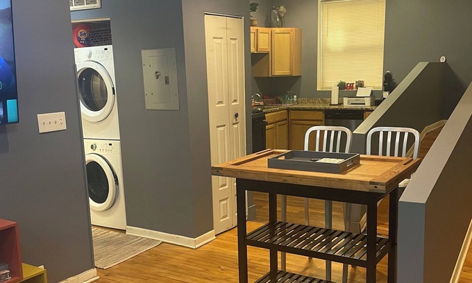 Chatham Condo | 20 minutes to Downtown Chicago! Perfect Getaway Apartment