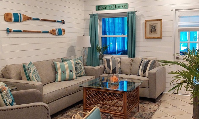 Crescent Beach House | 20% OFF! BOOK NOW!nVINTAGE BEACH COTTAGE 5⭐️n90sec WALK TO BEACH,nEnjoy! 🐳n
