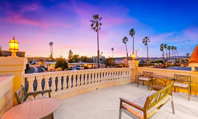 Pierpont Bay House | 20% Off Sept! RoofTop Deck, Steps To Sand, Hot Tub