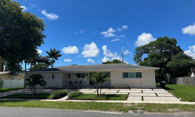 Dania Beach House | 2000 sq ft, 3 bed 3 bath & large game room