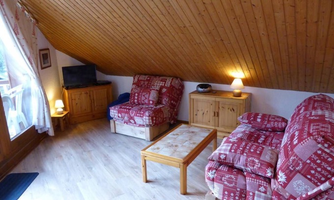 Les Contamines-Montjoie Apartment | 200m from ski slopes, 3rd floor, view mountain, balcony, parking, tv, ski locker, 38m²