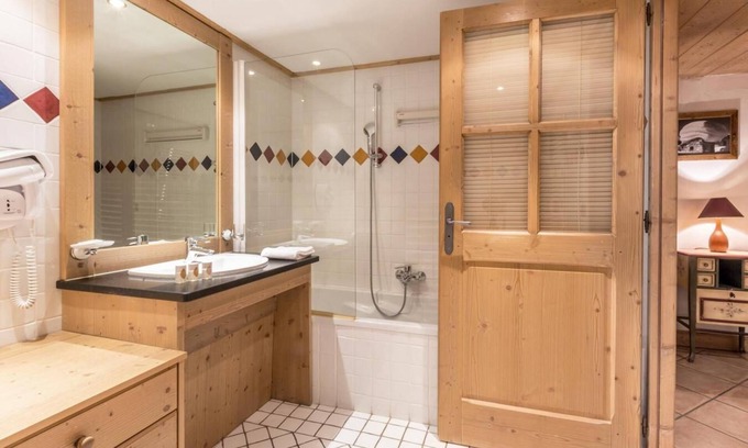 Les Belleville Apartment | 200m from resort center, 2nd floor, view mountain, fitness, swimming pool, sauna, hammam, balcony